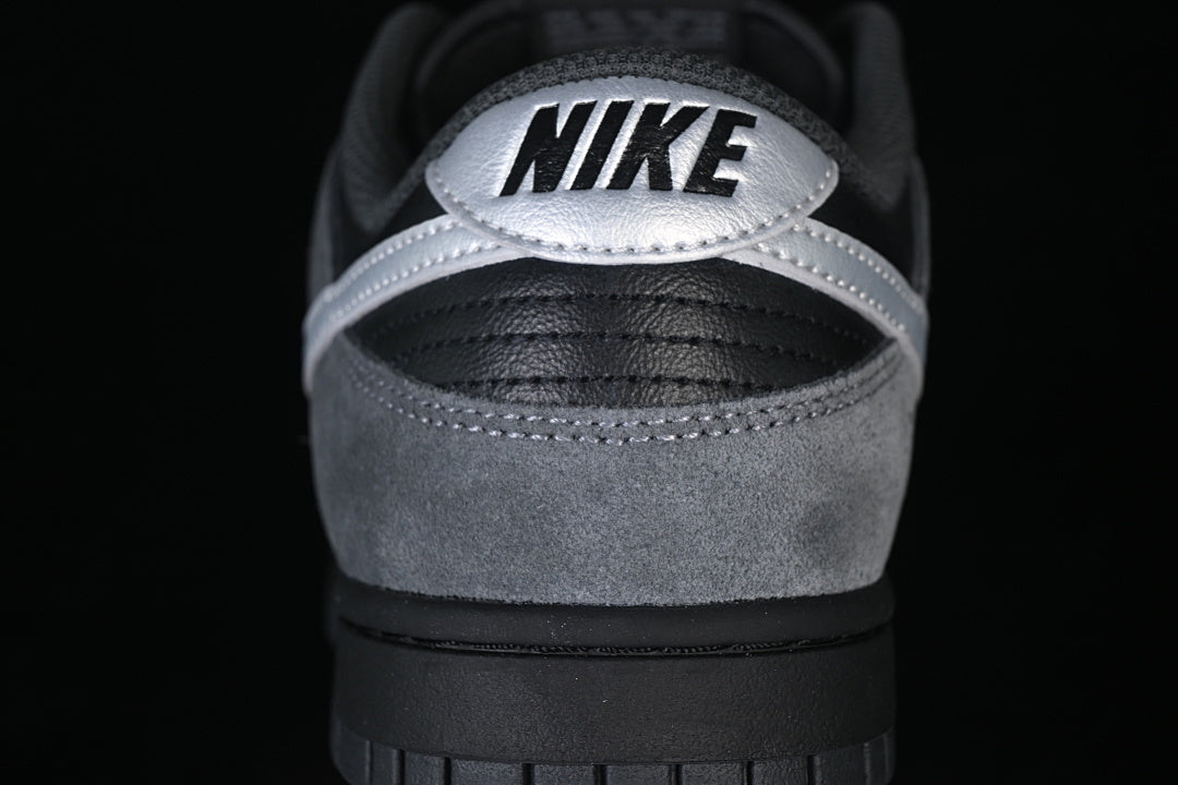 Dunk “Black Metallic Silver”