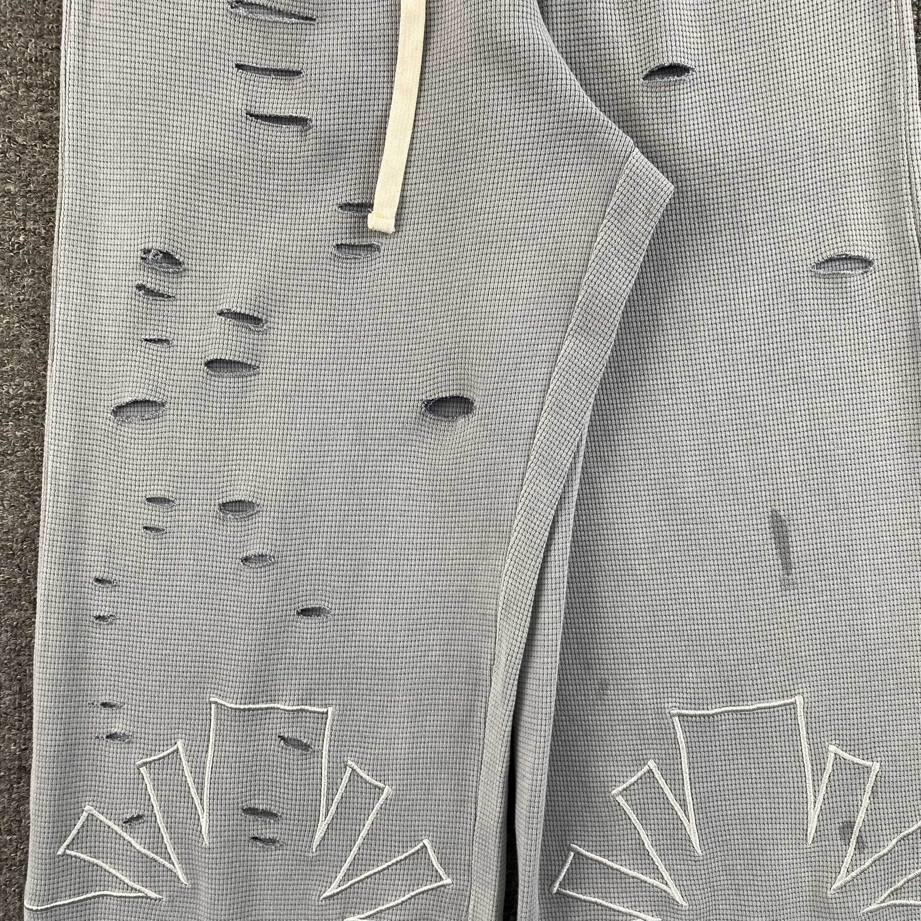 Calça Vertabrae “Ripped Geometric Embroidery”
