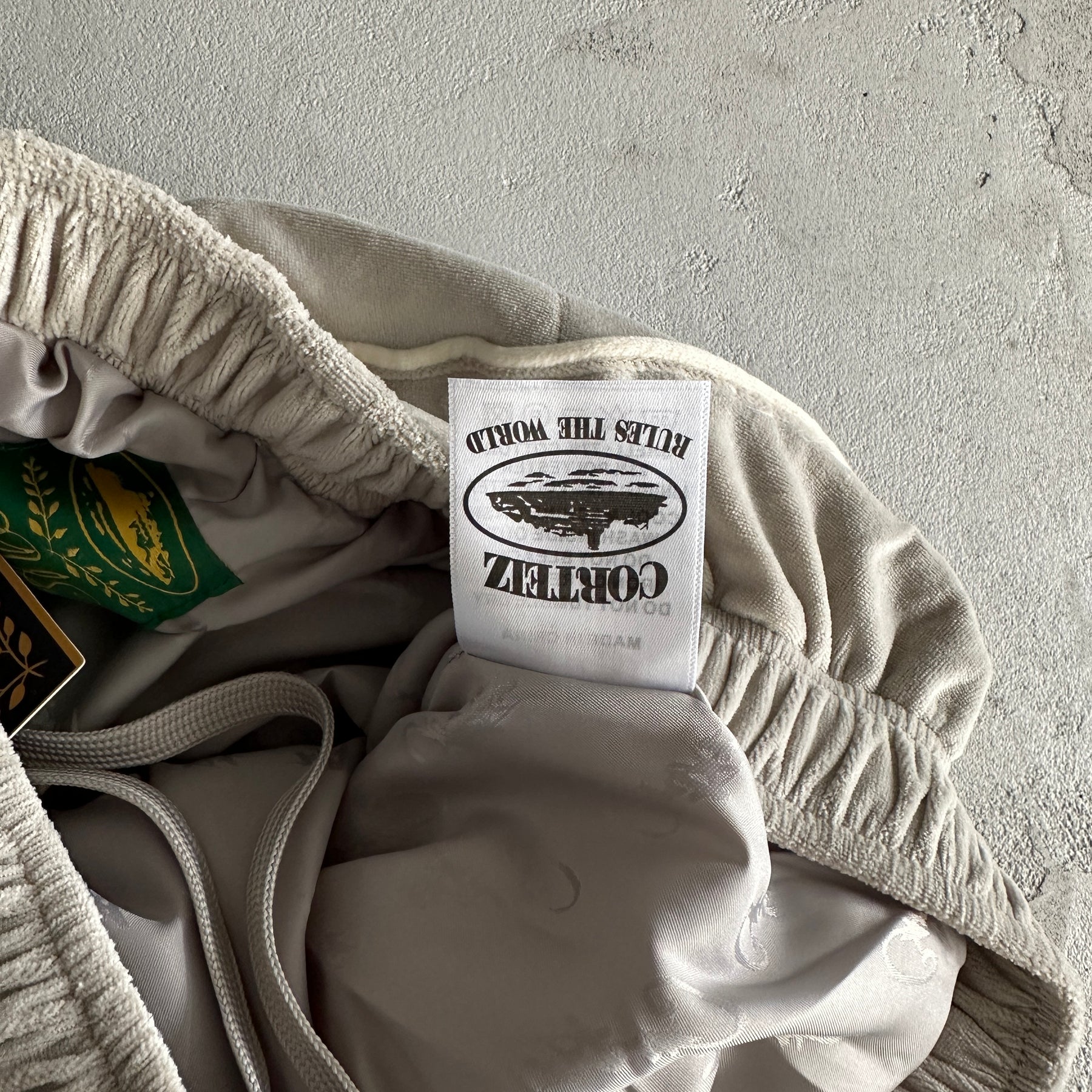 Conjunto Corteiz Velour Amg ( Cinza )