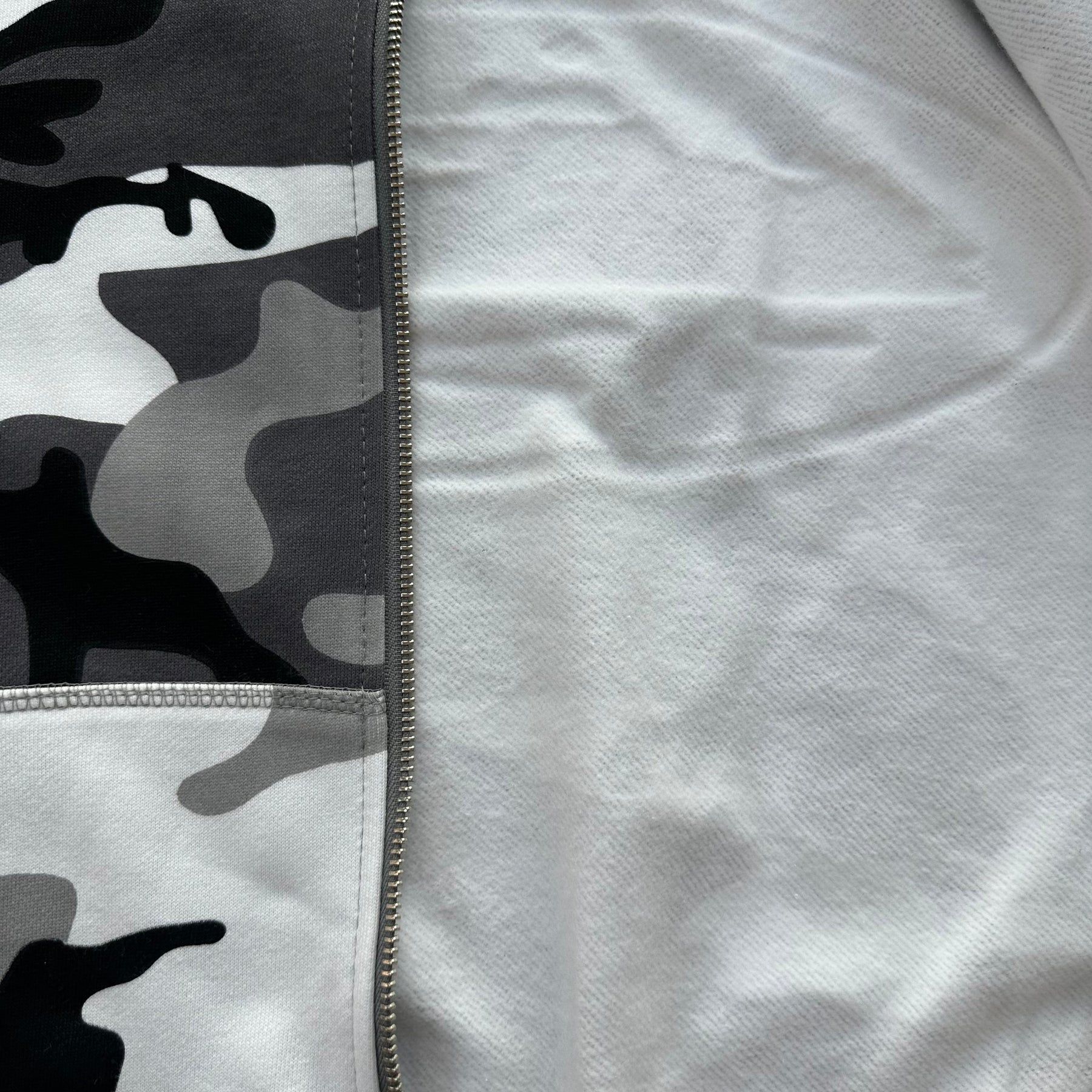 Conjunto Corteiz “Island Puff Print” (Artic Camo)