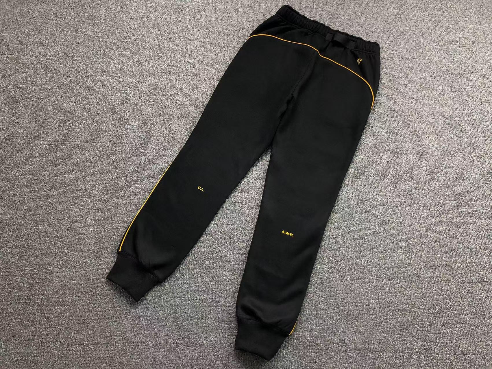 Conjunto Nocta x Nike “University Gold”