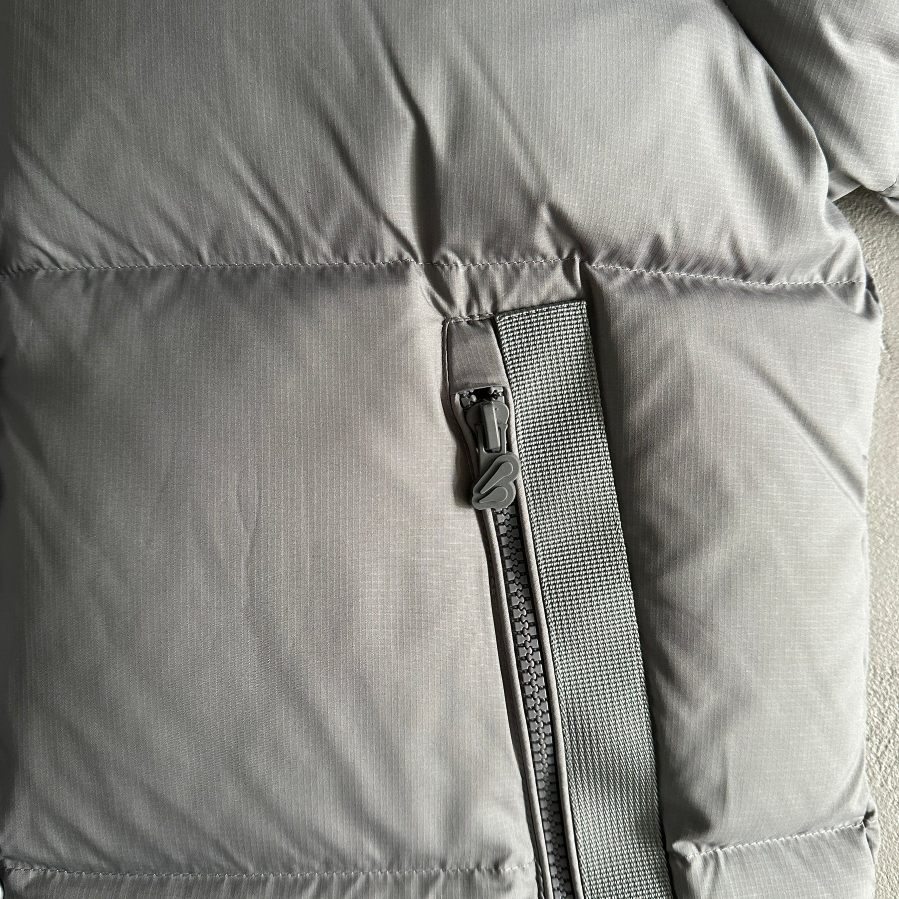 Jaqueta Syna World “Down Jacket" ( Cinza )