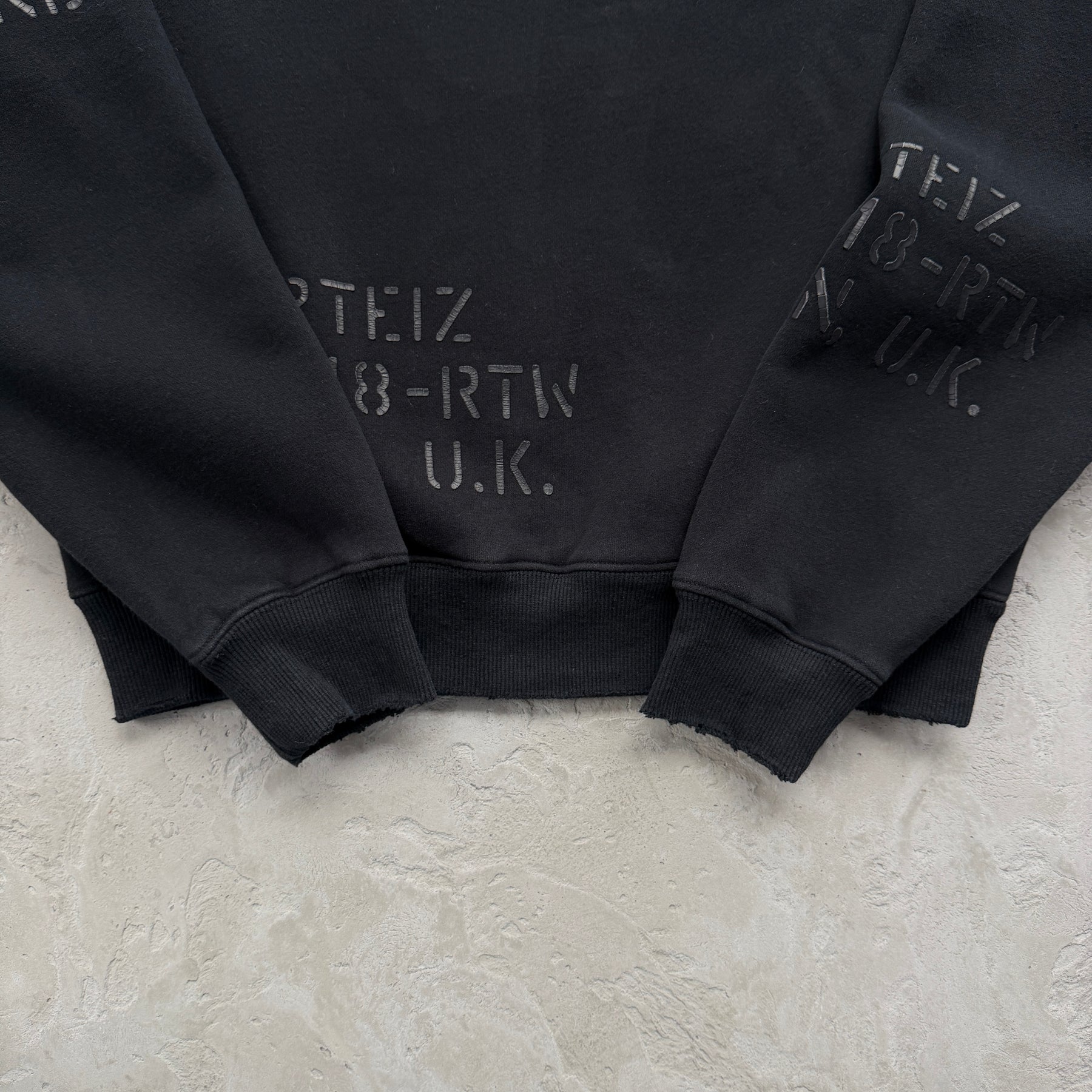 Conjunto Corteiz “HMP Stencil Crewneck” ( Preto )