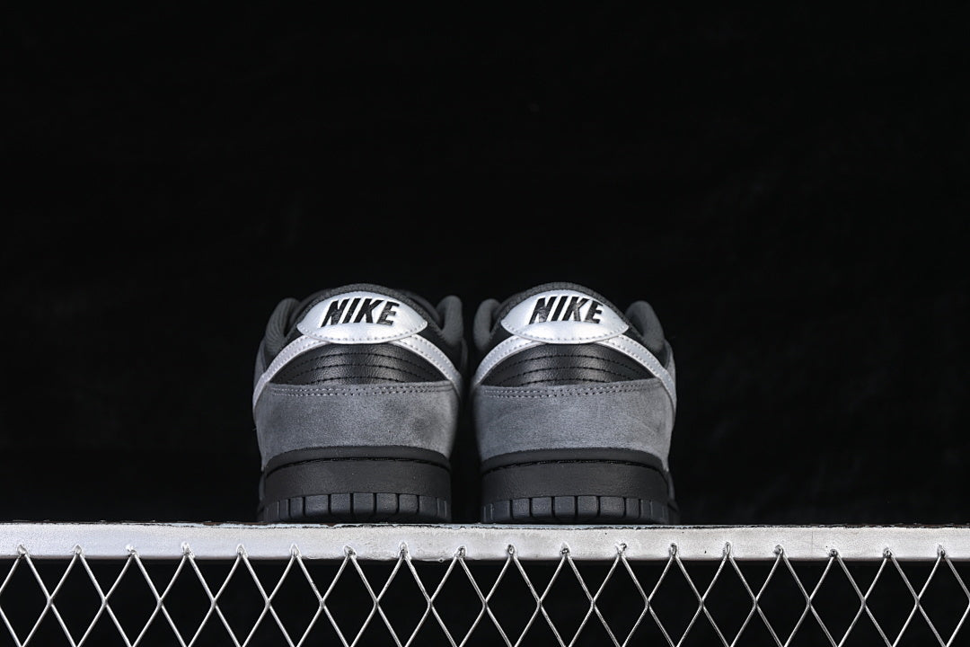 Dunk “Black Metallic Silver”