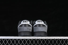 Dunk “Black Metallic Silver”
