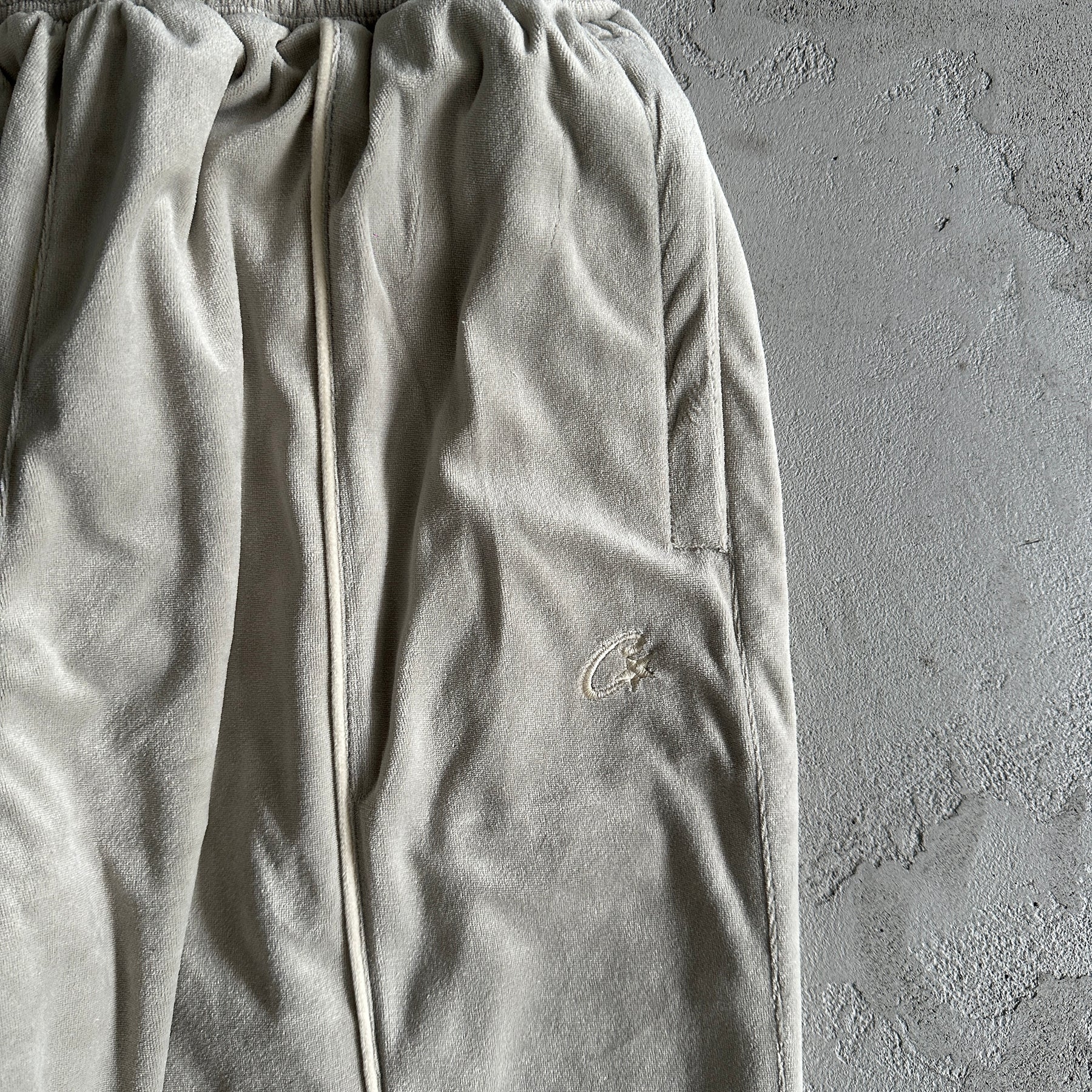 Conjunto Corteiz Velour Amg ( Cinza )