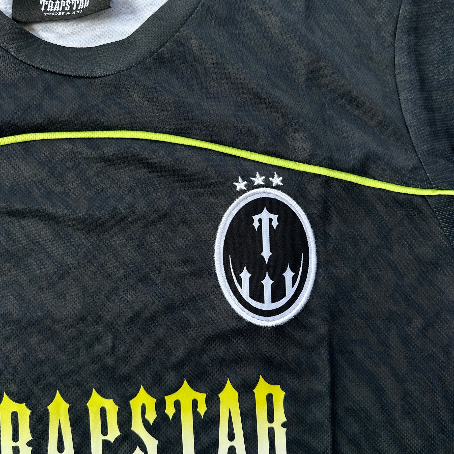 Camisa Trapstar “Football Jersey Black Gold” (Its a Secret)