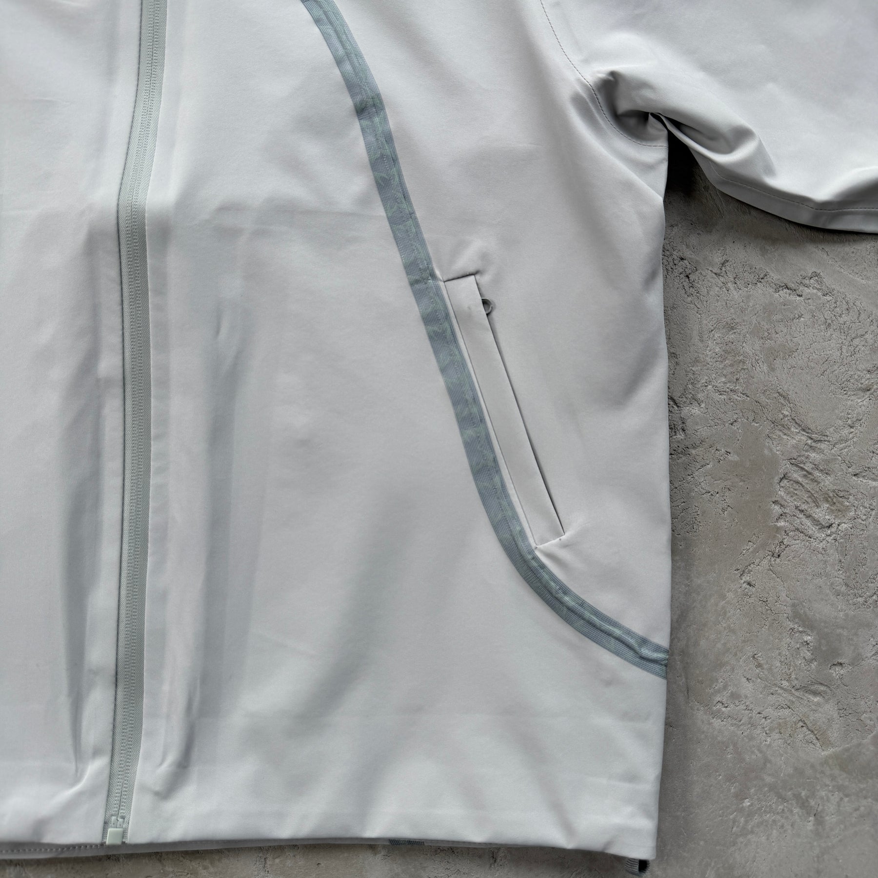 Corta Vento Mertra “Glow In The Dark Seam Tape” ( Cinza )