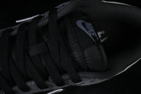 Dunk “Black Metallic Silver”