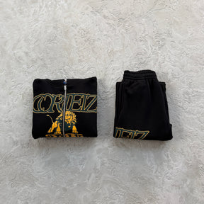 Conjunto Corteiz “Lion Varsity Open Hem Zip”