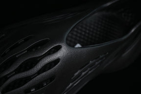 Yeezy Foam Runner “Ararat Black”