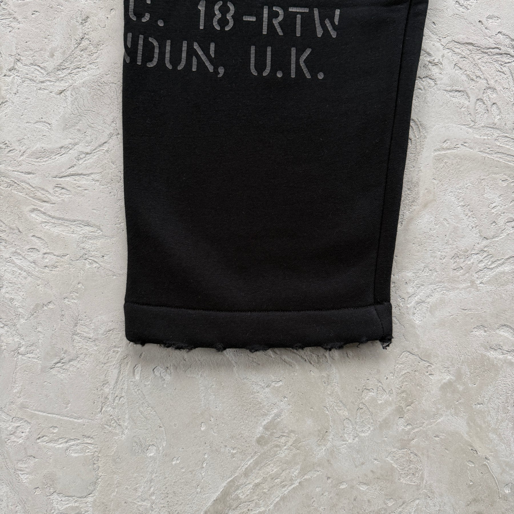 Conjunto Corteiz “HMP Stencil Crewneck” ( Preto )