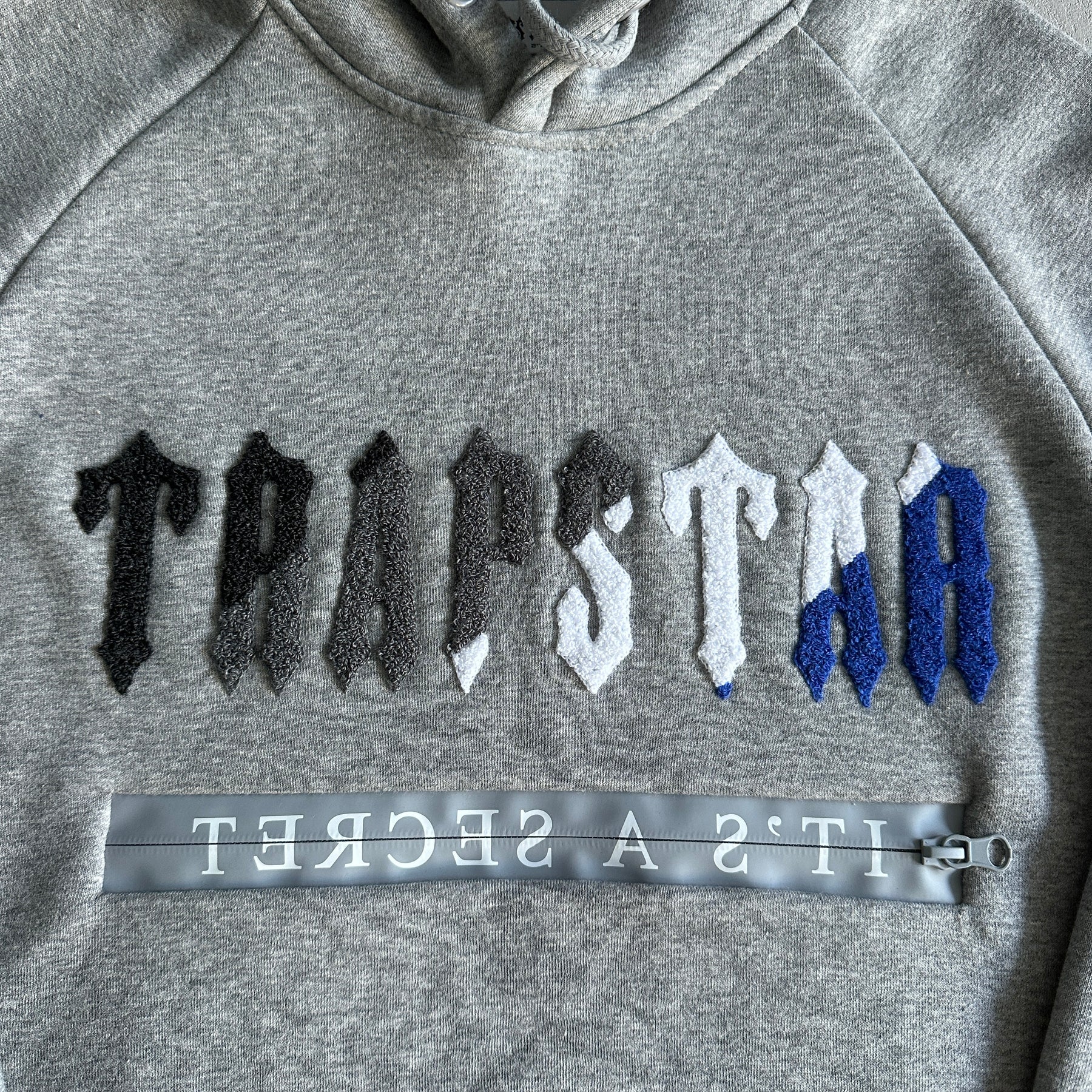 Conjunto Trapstar “Chenille Decdoded 2.0 ” ( Cinza e Azul )