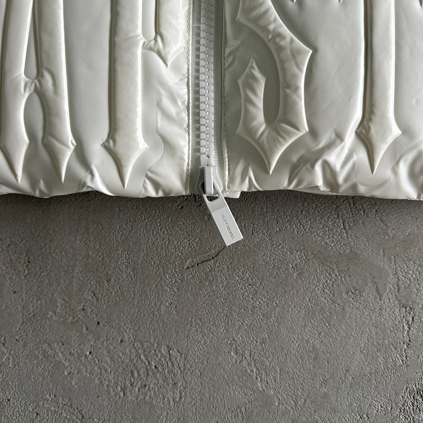 Jaqueta Trapstar “Irongate Embossed” ( Branca )