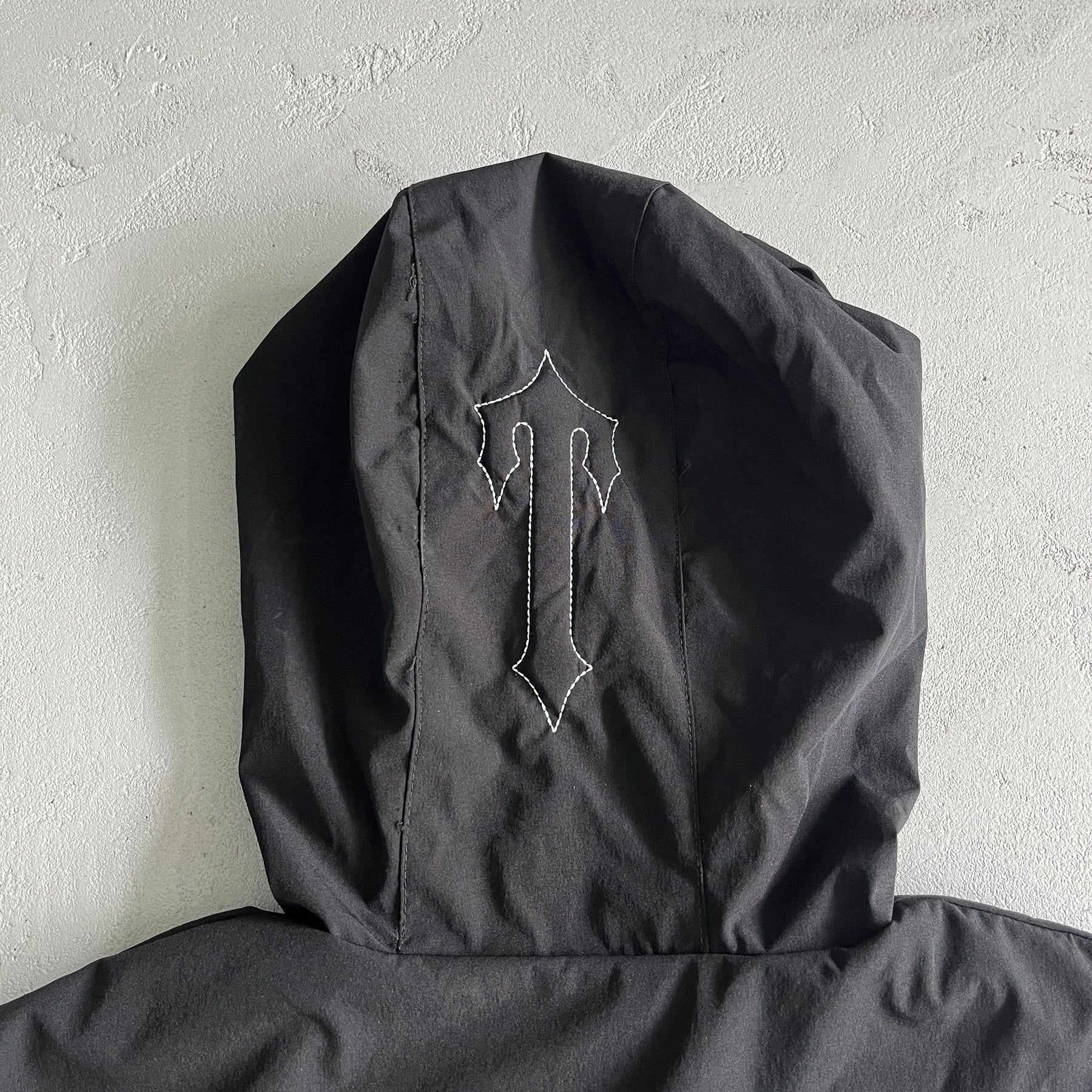 Corta Vento Trapstar “Decoded” ( Preta Com Branca  )