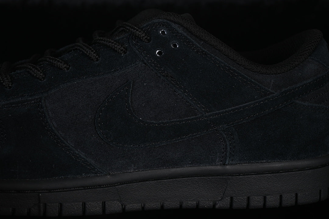 Dunk “Triple Black”