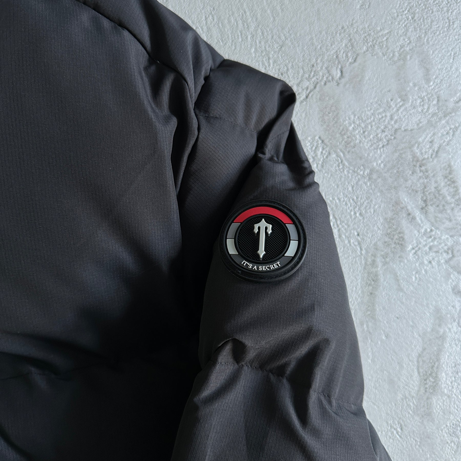 Jaqueta Trapstar “Decoded 2022 Hooded” ( Preto e Vermelho )