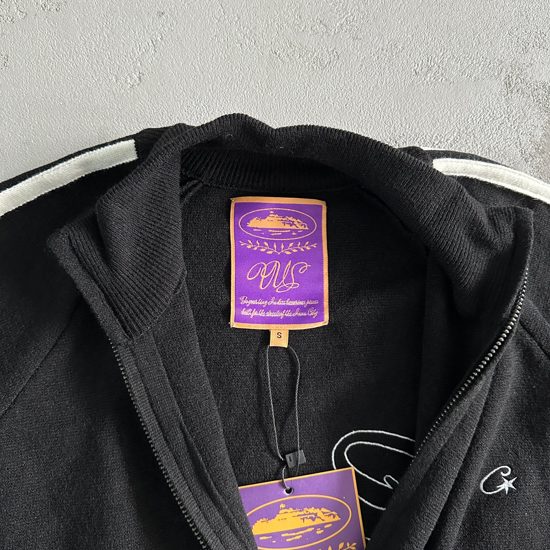 Casaco Corteiz “Knit Zip Up” ( Preto Com Branco )