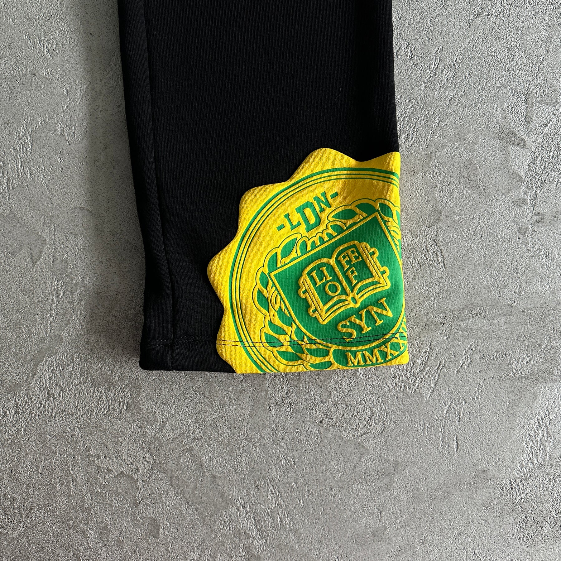 Conjunto Syna World “Crest Oth“ ( Preto e Amarelo )
