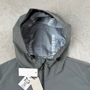 Jaqueta Mertra “Monogram Shell” ( Cinza )