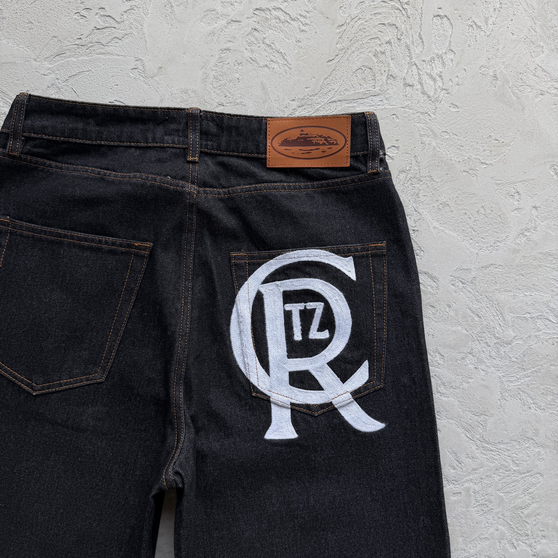 Calça Corteiz “Crest Chainstitch Baggy Jeans”