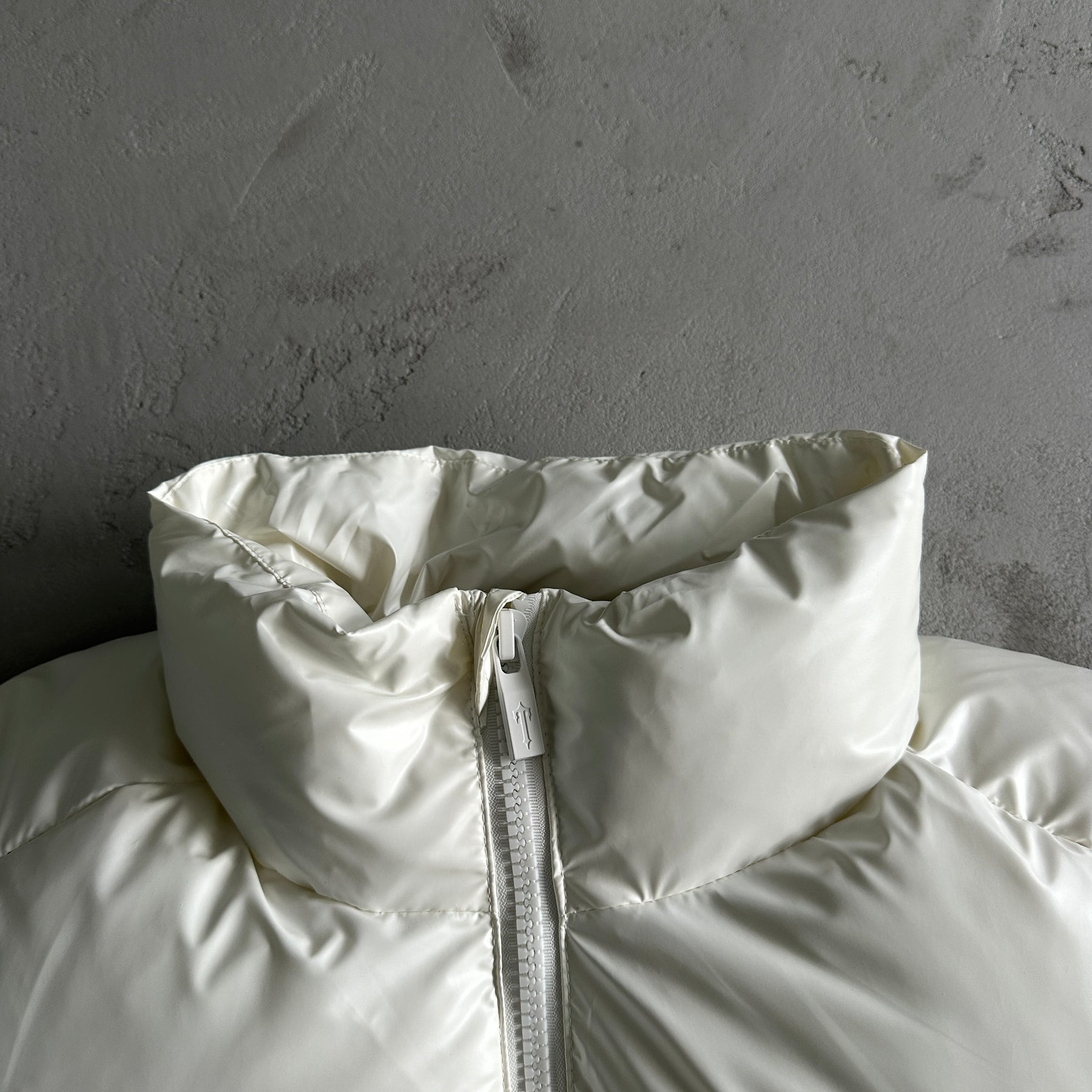 Jaqueta Trapstar “Irongate Embossed” ( Branca )