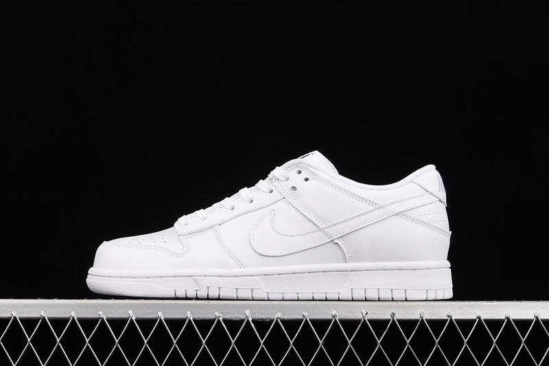 Dunk “Triple White”