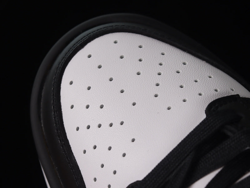 Dunk “Black White”